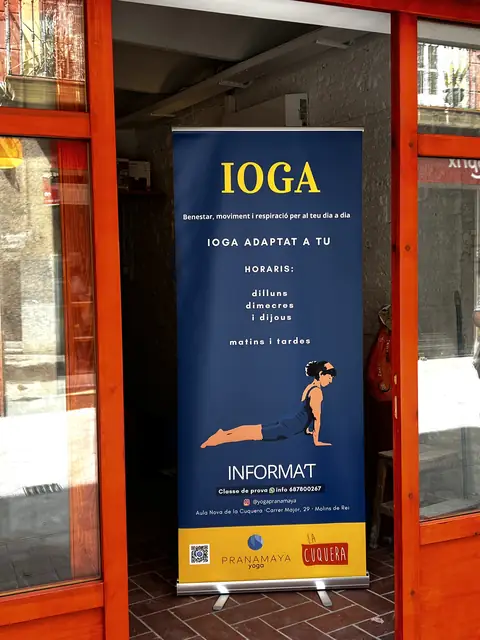 El cartell de les classes de ioga a l’entrada de la sala