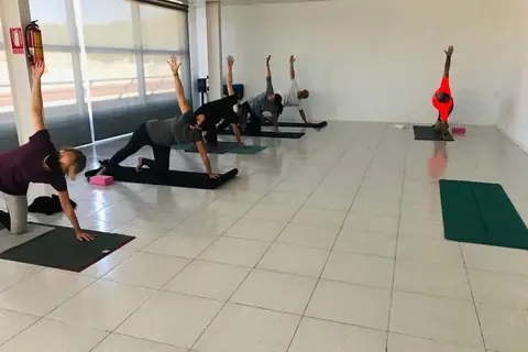 Una classe de ioga en grup a la sala d’una empresa