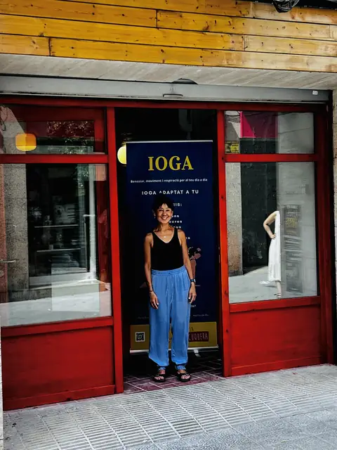 La Lidia Amaya a la porta de la sala del Carrer Major