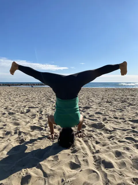 La Lidia Amaya en la postura sobre el cap, a la platja