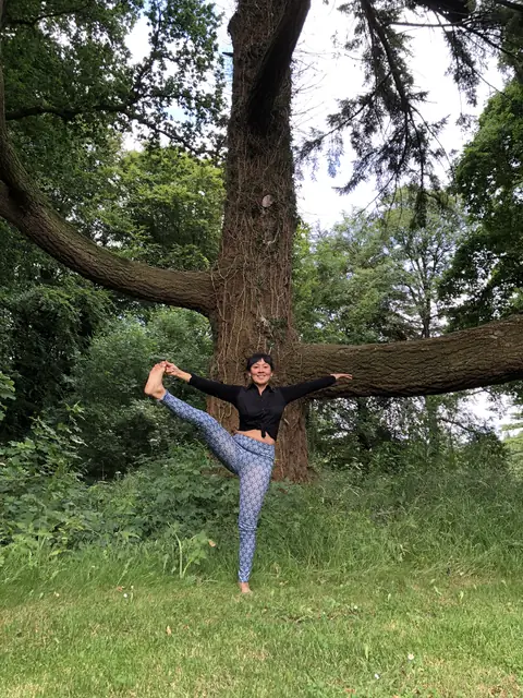 La Lidia Amaya amb la cama estesa, davant d’un arbre gran, a Castle Leslie