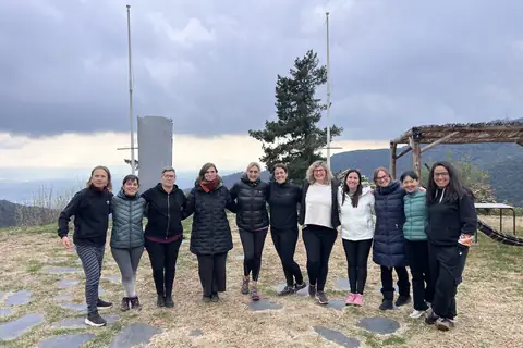El grup del retir a l’aire lliure, amb el Montseny al darrere
