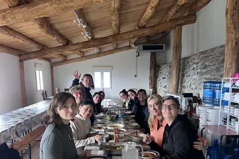 El grup dinant, en una taula llarga del menjador