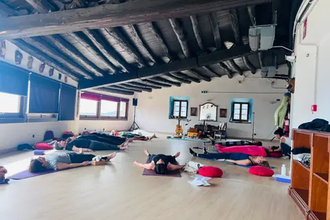 El grup estirat a terra fent Ioga Nidra