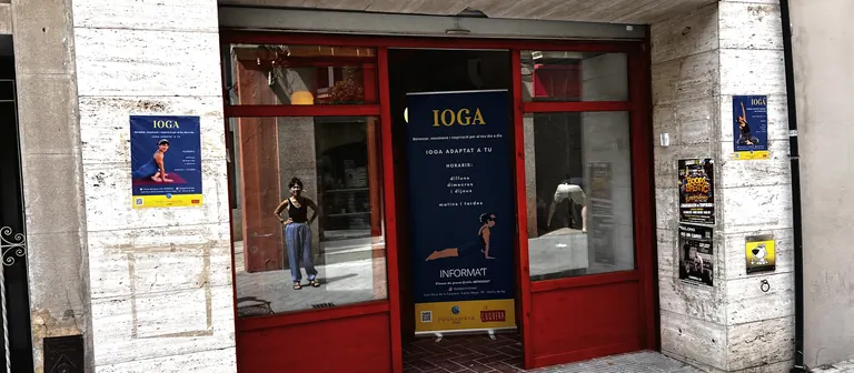 L’entrada de la sala, al Carrer Major, 29